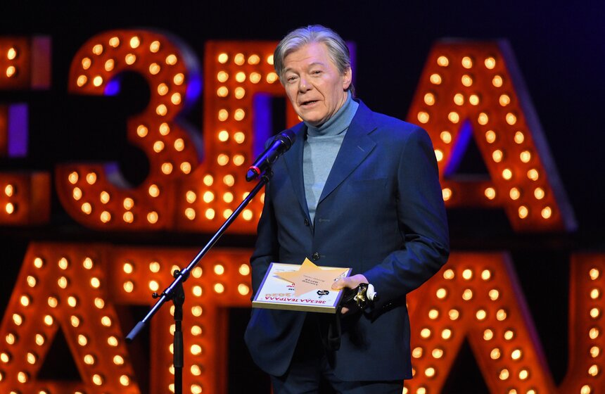 вручили премию в номинации "Легенда сцены" Александру Збруеву