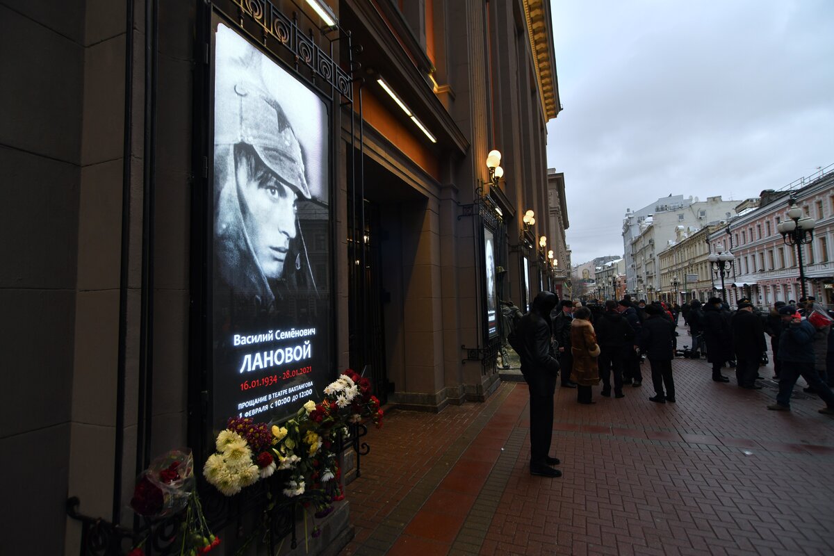 Площадь прощанья. Прощание с актером театра 1 февраля СПБ. Прощание с актером сегодня в Москве.
