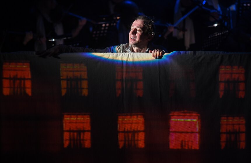 В театре "Современник" прошел спектакль "Не покидай свою планету" 20 фото