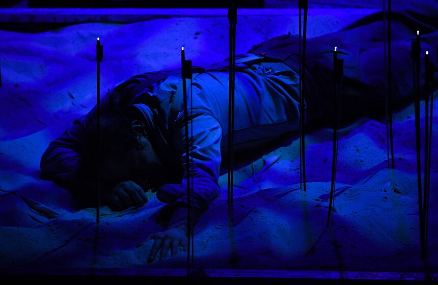 В театре "Современник" прошел спектакль "Не покидай свою планету" 24 фото