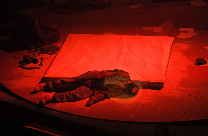 В театре "Современник" прошел спектакль "Не покидай свою планету" 18 фото