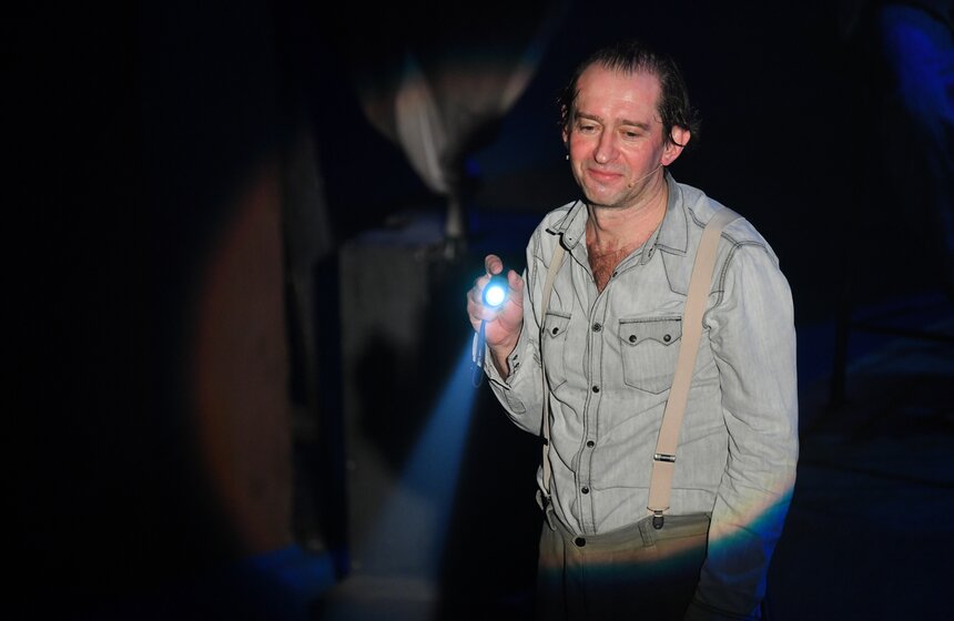 В театре "Современник" прошел спектакль "Не покидай свою планету" 8 фото