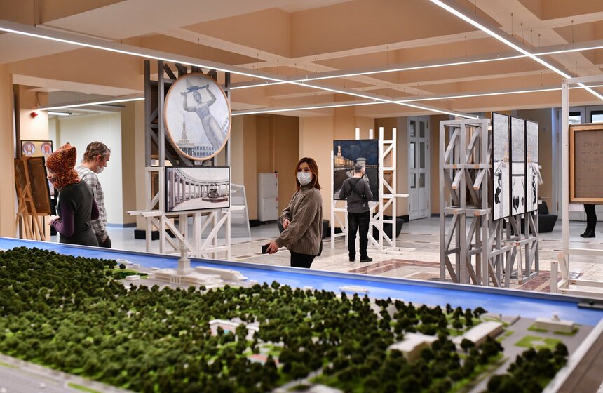 В Москве открылась выставка "Арт-сезон на Речном" 16 фото