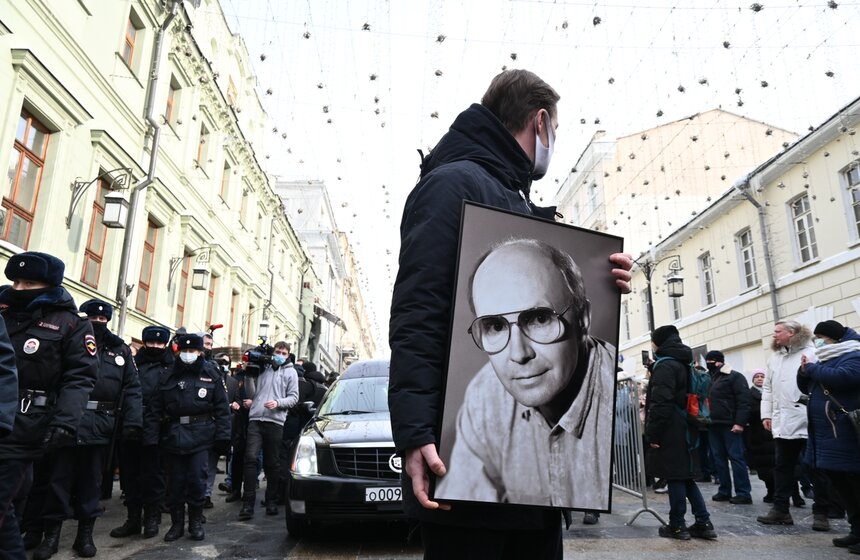 "Он очень серьезно и глубоко подходил даже к неважным, казалось бы, мелочам, которые существуют в работе над ролью. Нет, для него не было мелочей. Он всегда стопроцентно выкладывался и знал, что в результате делает. Пусть земля ему будет пухом", – сказал Герасимов, добавив, что на доме артиста наверняка появится памятная табличка.