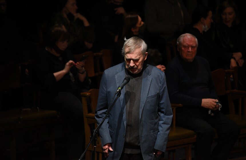 Актер Евгений Киндинов играл вместе с Мягковым в "Чайке". Он вспомнил, как артист умудрялся успевать работать и ухаживать за больной женой. Киндинов отметил, что при этом его глаза продолжали гореть.