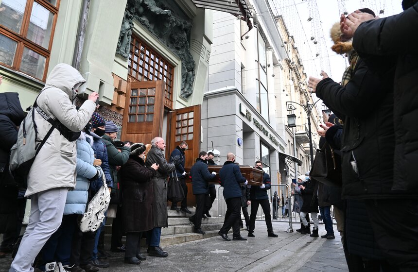Ранее соболезнования в связи со смертью Мягкова выразили многие деятели культуры. Так, актриса Барбара Брыльска, с которой он исполнил главные роли в легендарной советской комедии "Ирония судьбы, или С легким паром!", сообщила, что очень тяжело переживает это событие.