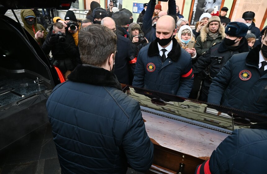 "Я запомню его не только как изумительного партнера, как человека, у которого я училась, которым я любовалась, но и то, с какой нежностью, трепетом он ко мне отнесся, понимая, что я делаю первые шаги в профессии. В общем как-то сильно меня опекал, и для меня это было очень ценно и важно", – рассказала она.