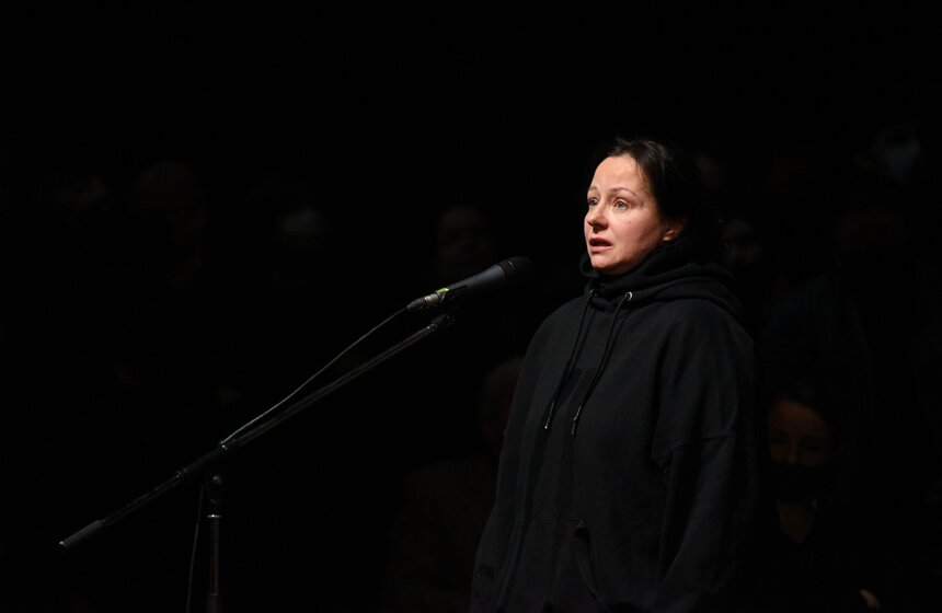 О таланте Мягкова рассказала и актриса Евгения Добровольская. "Тот, кто видел его на сцене, – счастливый человек. Спектакли с ним могли перевернуть жизнь. Уходят великие", – сказала она.