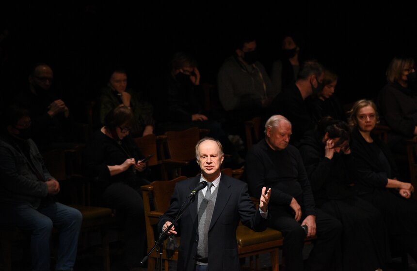 "Замечательно простой, легкий, обаятельный, приветливый, деликатнейший человек. Андрей играл лучше всех, лучше других, но я никогда не слышал от него никакие неудовольствия, претензии", – отметил Леонтьев.