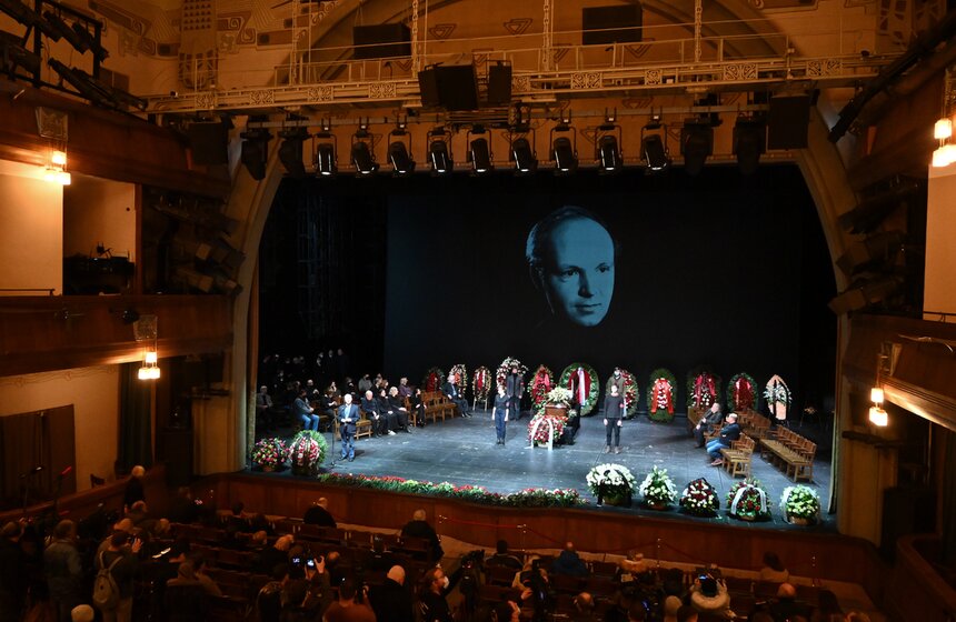 Актеры, работавшие вместе с Андреем Мягковым на одной сцене или съемочной площадке, ценили не только его профессиональные, но и человеческие качества.