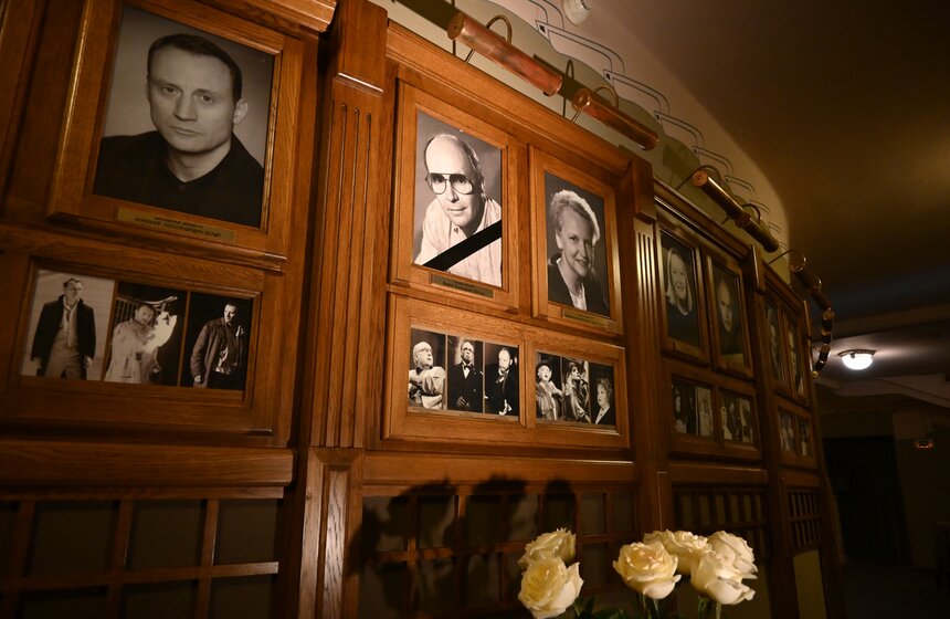 Мягков также снимался в кино. Он известен зрителям по фильмам "Ирония судьбы, или с легким паром!", "Служебный роман", "Гараж", "Дни Турбиных", "Жестокий романс" и другим.