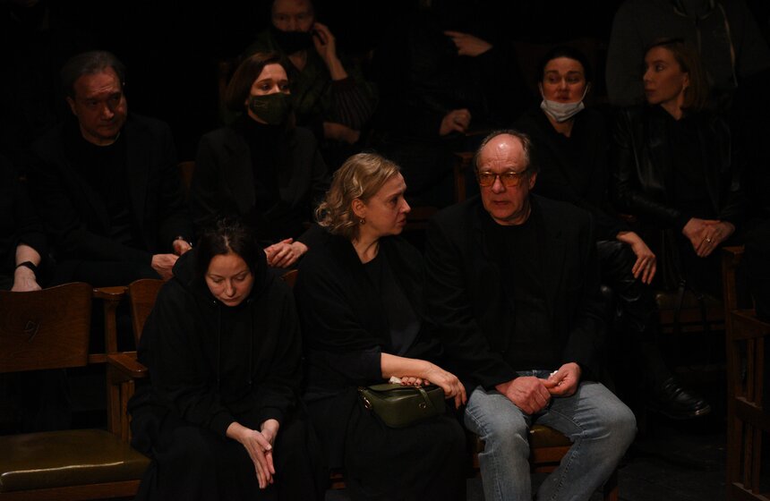 Церемонию прощания также посетил и актер Александр Феклистов.