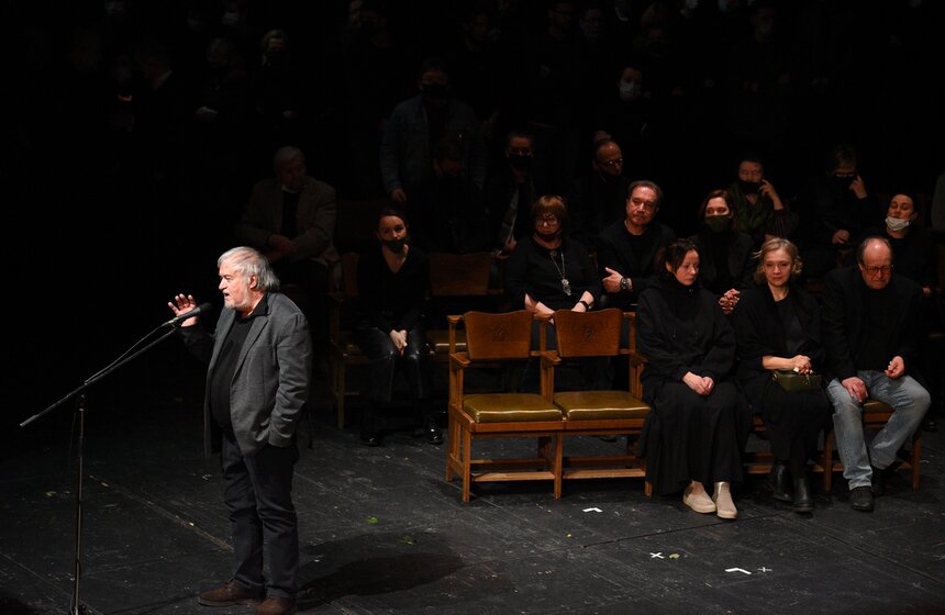 Режиссер МХТ Николай Скорик, в чьих спектаклях играл Мягков, рассказал о такой черте актера, как принципиальность. Он отметил, что это не мешало ему быть отзывчивым человеком.