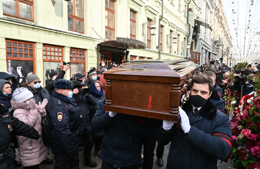 Елизавета Боярская в интервью Москве 24 вспомнила, как Андрей Мягков давал ей, начинающей актрисе, советы и всячески подбадривал на съемках продолжения "Иронии судьбы".