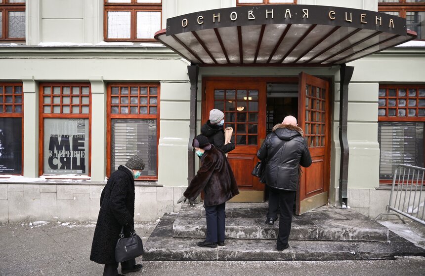 В 1965 году Мягков окончил Школу-студию МХАТ (курс Маркова) и поступил на службу в театр "Современник". Играл в спектаклях "На дне", "Дядюшкин сон", "Обыкновенная история". И в 1977 году актер перешел в МХТ имени Чехова.