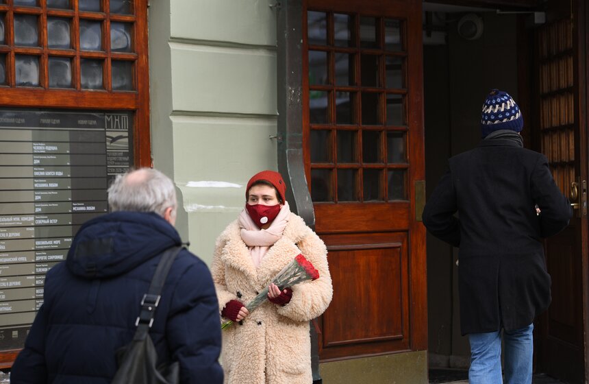 Окончив учебу, Андрей Мягков работал в НИИ, где участвовал в кружке самодеятельности и играл в любительских постановках.