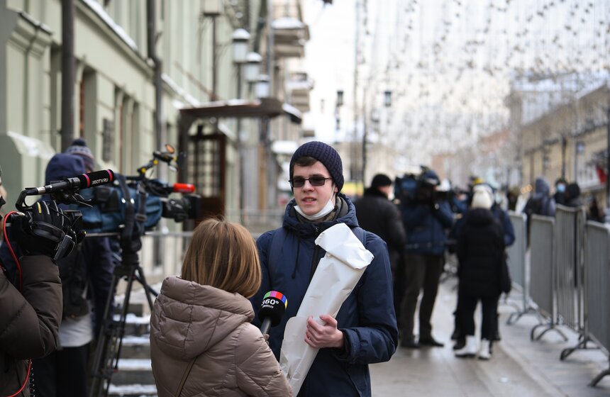 Его роль в одном из спектаклей отметил педагог Школы-студии МХАТ, после чего Андрей Мягков решил сменить профессию с технической на творческую.