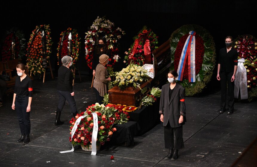 Режиссер отметил, что на сцене МХТ, Мягков играл самые сложные роли. "Одним словом, спасибо, что я шел рядом по судьбе с таким человеком, как Андрей Васильевич", – сказал он.