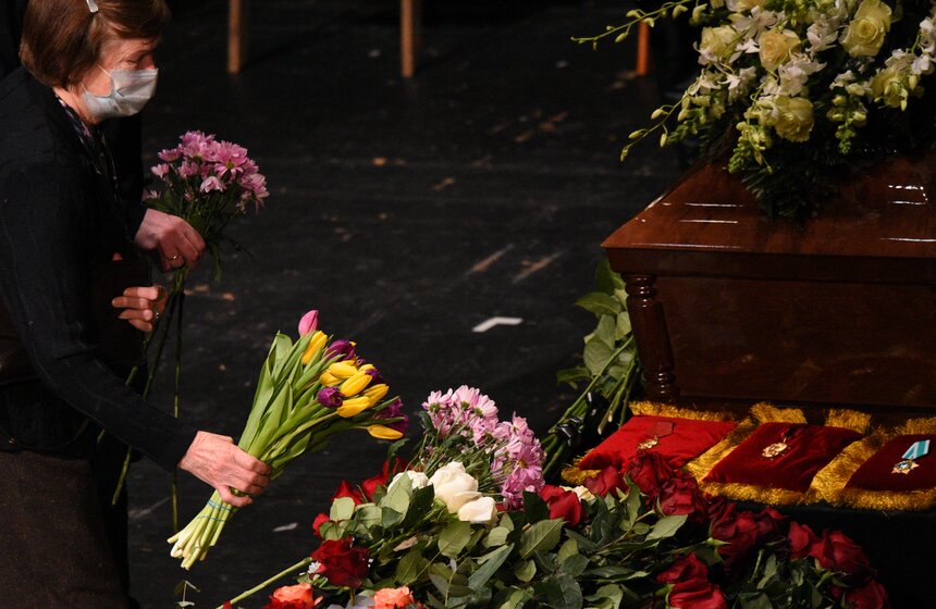 Многие из тех, кто пришел проститься с народным артистом принесли цветы. Гроб полностью окружили живыми растениями и траурными венками.