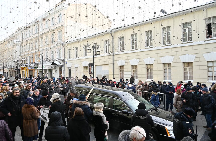 Актриса Светлана Немоляева в разговоре с Москвой 24 также отметила, что на съемочной площадке Мягков был "легким партнером, о котором можно только мечтать".