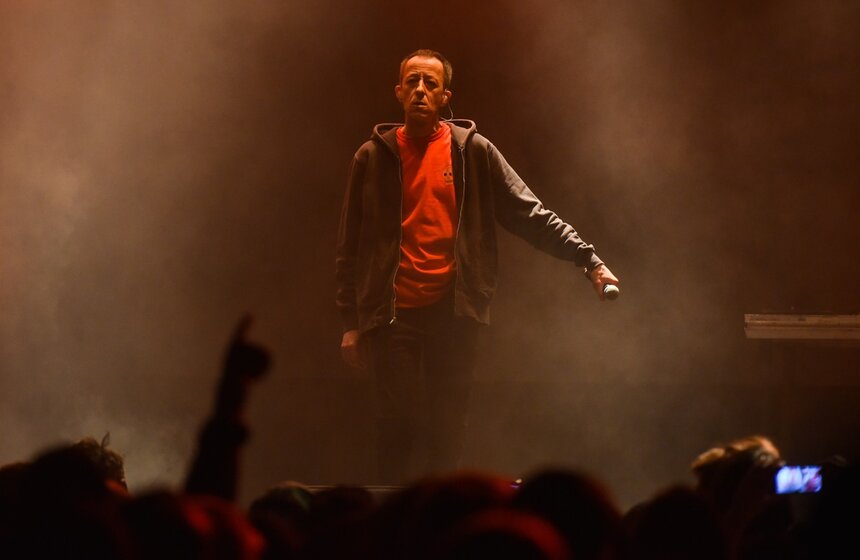 Группа "Кровосток" выступила в московском клубе "ГЛАВCLUB". Выступление получило название "Концерт строгого режима". Все билеты, купленные на перенесенное апрельское мероприятие группы, считались действительными<br />https://www.m24.ru/galleries/kultura/05122020/8963