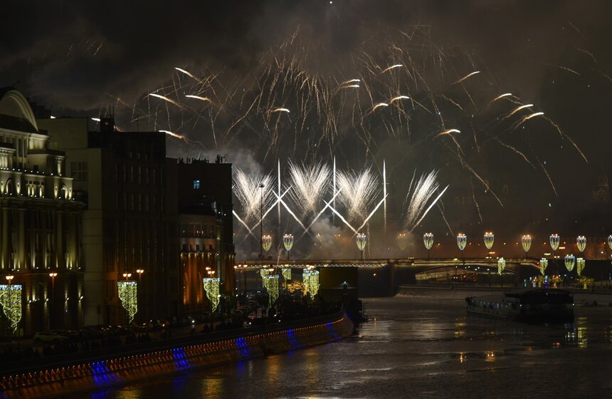 Наступление 2021 год москвичи отпраздновали под бой курантов и звон бокалов с шампанским. Ровно в полночь в столице запустили главный фейерверк. Традиционные гулянья в Москве отменили из-за угрозы распространения коронавируса. Однако гулять по улицам в ночь на 1 января не было запрещено<br />https://www.m24.ru/galleries/obshchestvo/01012021/9007