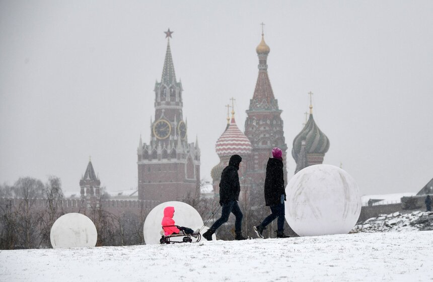 В столице прошел снегопад, его принес теплый атмосферный фронт с юга. В Москве высота снежного покрова в некоторых местах достигает 6 сантиметров<br />https://www.m24.ru/galleries/obshchestvo/14122020/8977