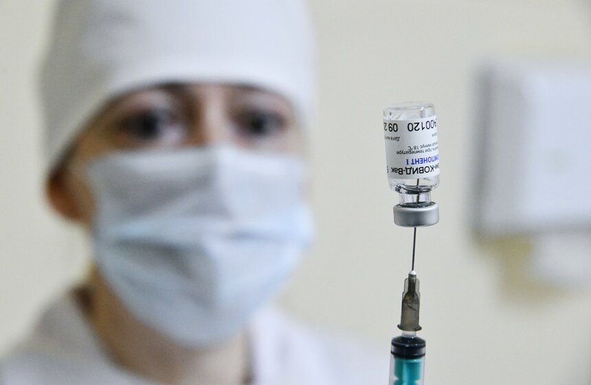 В Москве вакцинация от коронавируса проходит в поликлиниках. Для вакцинации необходимо иметь при себе паспорт, полис ОМС и справку с места работы<br />https://www.m24.ru/galleries/obshchestvo/19122020/8989