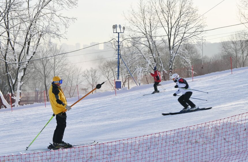 С наступлением календарной зимы и похолоданием в Москве и области открылись первые горнолыжные трассы. Горнолыжный туризм открывает превосходные возможности для насыщенного активного досуга<br />https://www.m24.ru/galleries/gorod/15122020/8980
