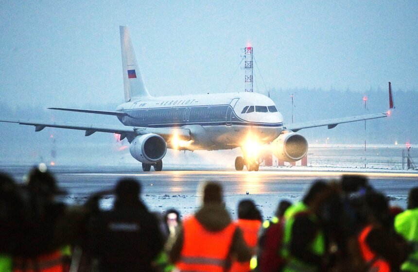 Первую взлетно-посадочную полосу в международном аэропорту Шереметьево открыли после реконструкции. ВПП-1 обладает двумя новыми рулежными дорожками скоростного схода, а ее использование поможет увеличить пропускную способность аэропорта<br />https://www.m24.ru/galleries/transport/25122020/8997