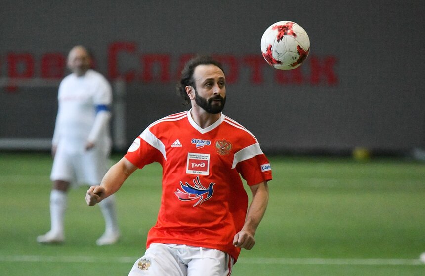 Товарищеский футбольный "Матч благодарности" состоялся в манеже "Спартака" в Сокольниках. Участниками мероприятия стали врачи, лечащие пациентов с коронавирусной инфекцией, и артисты<br />https://www.m24.ru/galleries/obshchestvo/13122020/8975