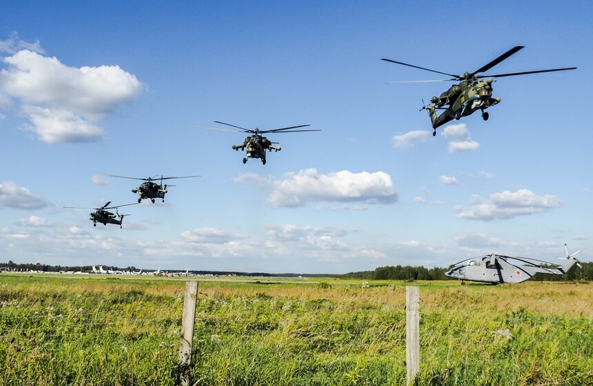 В Кубинке прошла генеральная репетиция пилотажных групп перед форумом "Армия – 2020", который пройшел в подмосковном парке "Патриот". Для зрителей и гостей подготовили масштабную летную программу<br />https://www.m24.ru/galleries/tehnologii/22082020/8754