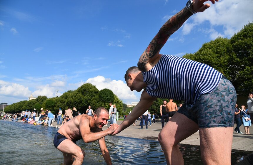 Воздушно-десантные войска в этом году отметили юбилей – 90 лет. Праздничной программы в столичных парках не было, но десантники вместе с семьями по традиции отдыхают на природе. Одним из любимых мест для празднования остается Парк Горького<br />https://www.m24.ru/galleries/gorod/02082020/8717