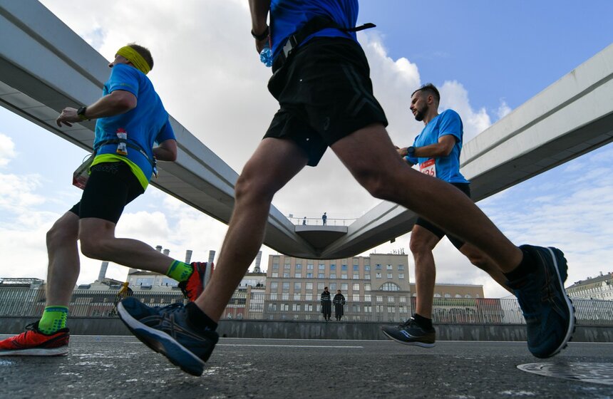 Московский полумарафон состоялся в центре столицы 2 августа. На выбор участникам предлагали две дистанции – 21,1 километра и 5 километров. Маршрут пролегал через набережные, улицы Лужники, Хамовнический вал и другие через городские достопримечательности<br />https://www.m24.ru/galleries/gorod/02082020/8716