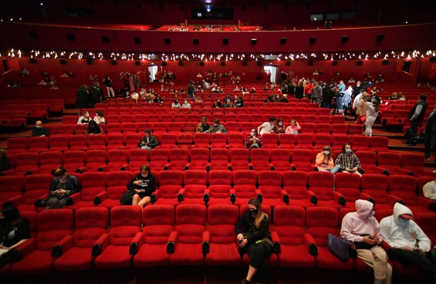 Столичные кинотеатры открылись после долгого перерыва, вызванного мерами против распространения COVID-19. Согласно рекомендациям Роспотребнадзора, зрителям необходимо носить маски и соблюдать социальную дистанцию<br />https://www.m24.ru/galleries/obshchestvo/02082020/8715