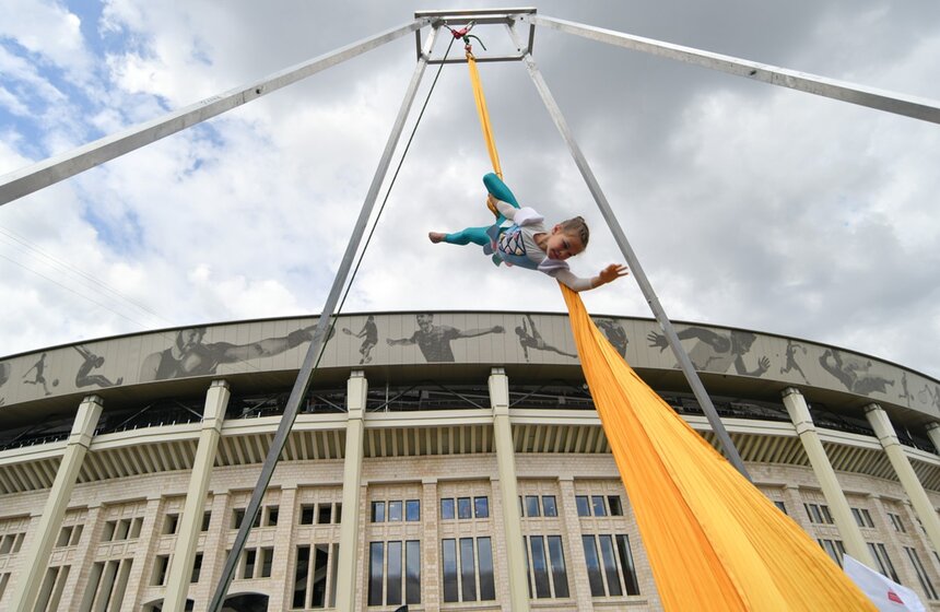Спортивный праздник, посвященный Дню физкультурника и Всероссийскому олимпийскому дню, прошел на территории спорткомплекса "Лужники". Для посетителей открылись более 50 разных стендов и шатров, где были представлены олимпийские и неолимпийские виды спорта<br />https://www.m24.ru/galleries/sport/09082020/8730