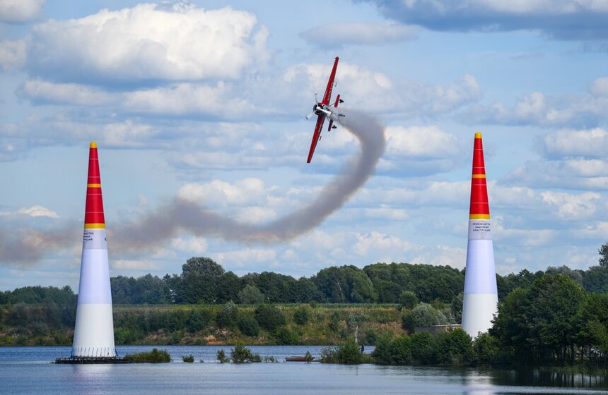 Чемпионат России "Авиагонки – Формула-1" состоялся в подмосковном Серпухове. 13 профессионалов соревновались в скоростном пилотировании самолета. Гонки проходили на трассе длиной около четырех километров, которая имеет форму замкнутой петли с четырьмя воздушными воротами в зоне пилотирования<br />https://www.m24.ru/galleries/sport/27072020/8711