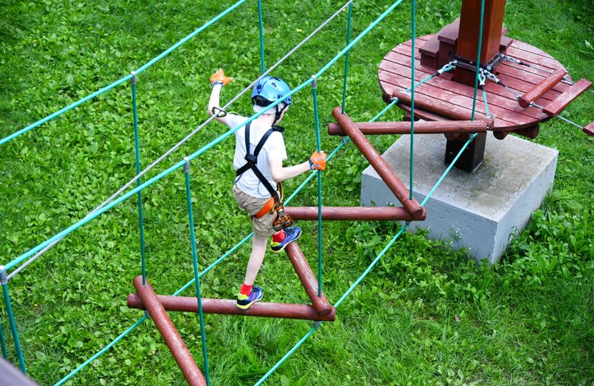 В восьми парках столицу открылись веревочные городки. Тарзанки, подвесные мосты и канатные лабиринты, прикрепленные к стволам деревьев и столбам на высоте до 22 метров, ждали посетителей в парках "Сокольники", "Фили", "Красная Пресня" , "Кузьминки", Таганском парке, "Митино" и Измайловском парке<br />https://www.m24.ru/galleries/gorod/29072020/8712