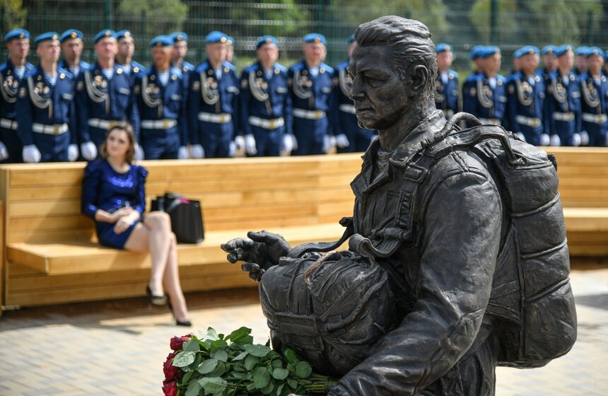 В парке "Патриот" состоялось торжественное открытие памятника генералу армии Василию Маргелову и сквера воздушно-десантных войск "Аллея дяди Васи"<br />https://www.m24.ru/galleries/obshchestvo/26072020/8709