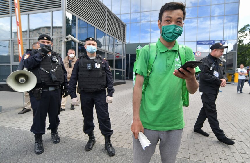 9 июля курьеры собрались у офиса Mail.ru Group. По словам сотрудников, на протяжении двух месяцев они не получали зарплату. В Delivery Club сообщили, что проблемы возникли из-за одного из логистических партнеров, который допустил просрочку<br />https://www.m24.ru/galleries/gorod/09072020/8698