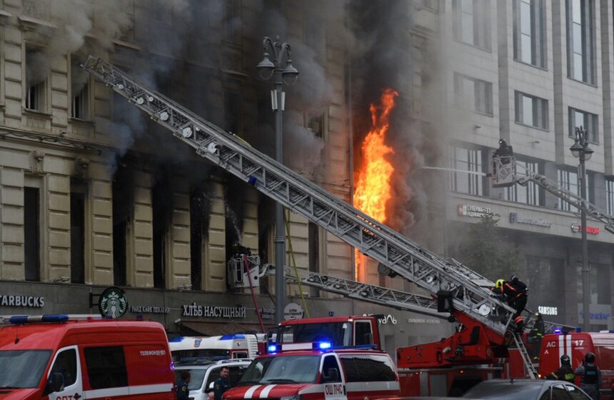 Пожар произошел в доме в центре столицы. Возгорание случилось по адресу: улица Тверская, дом 24. На месте работали пожарно-спасательные подразделения. Здание находилось на реконструкции, людей в нем не было<br />https://www.m24.ru/galleries/proisshestviya/02072020/8691