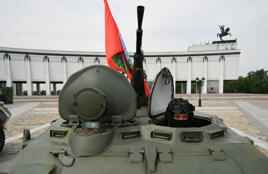 Военнослужащие отдельной дивизии оперативного назначения имени Ф. Э. Дзержинского выехали из Москвы в бронепробег "Дорога мужества". Он посвящен 75-летию Победы в Великой Отечественной войне и годовщине Курской битвы<br />https://www.m24.ru/galleries/bezopasnost/08072020/8696