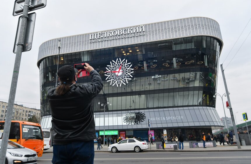 На Щелковском шоссе после реконструкции заработал "Центральный" автовокзал. Теперь оттуда каждый день отправляются по две сотни рейсов в разные город. В него вошли автовокзал, торгово-развлекательный центр и подземный паркинг.<br />https://www.m24.ru/galleries/gorod/02112020/8899