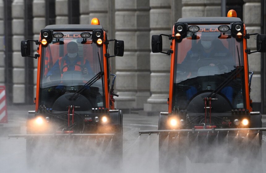 В Москве все дороги и тротуары помыли со специальным шампунем в рамках подготовки к зиме. Мойка дорог является традиционным мероприятием весной и осенью<br />https://www.m24.ru/galleries/gorod/02112020/8901