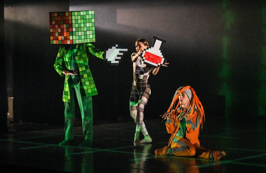 Премьера спектакля "Волшебник страны Оз" театра "Балет Москва" состоялась на сцене Театрального центра на Страстном. Новый спектакль создан по мотивам двух произведений: "Удивительный волшебник из страны Оз" Лаймена Фрэнка Баума и "Волшебник Изумрудного города" Александра Волкова<br />https://www.m24.ru/galleries/kultura/11112020/8917