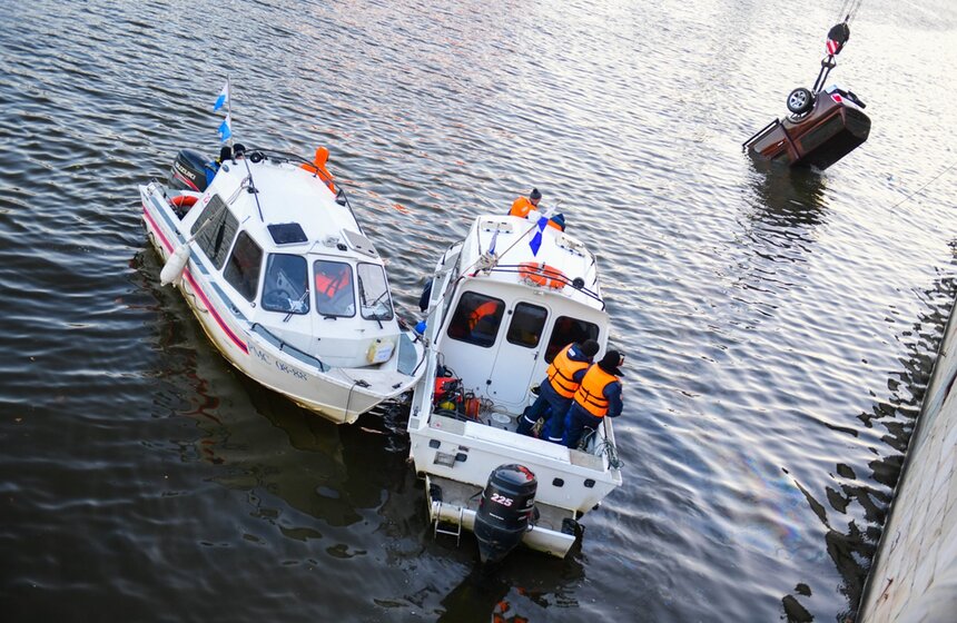 В центре столицы автомобиль вылетел с дороги и упал в воду. Авария произошла на Пречистенской набережной возле храма Христа Спасителя. В результате происшествия погиб водитель<br />https://www.m24.ru/galleries/proisshestviya/17112020/8930