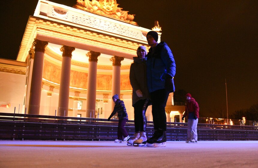В Москве состоялось открытие Большого катка на ВДНХ. Он расположен на центральной аллее от павильона №1 до павильоне "Земледелие". Общая площадь катка составляет 53 тысячи квадратных метров. В связи с угрозой распространения коронавируса билеты продаются в онлайн-формате<br />https://www.m24.ru/galleries/obshchestvo/28112020/8952