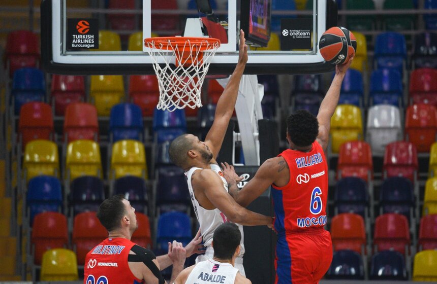 Московский ЦСКА одолел мадридский "Реал" в матче чемпионата баскетбольной Евролиги. Встреча, прошедшая на арене "Мегаспорт", завершилась со счетом 74:73. Победа над "Реалом" стала для армейцев шестой в Евролиге кряду<br />https://www.m24.ru/galleries/sport/27112020/8951