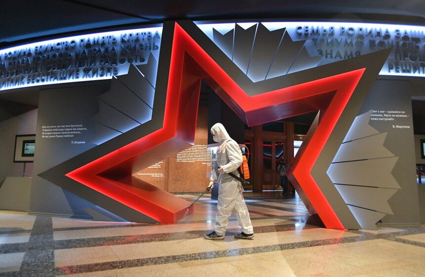 Дезинфекция залов прошла в Музее Победы на Поклонной горе. Специалисты продезинфицировали порядка 10 тысяч квадратных метров внутренних помещений главного здания за четыре часа<br />https://www.m24.ru/galleries/gorod/02112020/8902