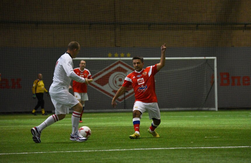 Главный матч фестиваля "Арт-футбол 2020", посвященный 40-летию Олимпиады-80 в Москве, прошел в манеже "Спартак". Команда артистов "Росич-Старко" сыграла с командой "Герои Олимпа", составленной из олимпийских чемпионов разных эпох<br />https://www.m24.ru/galleries/obshchestvo/06112020/8909